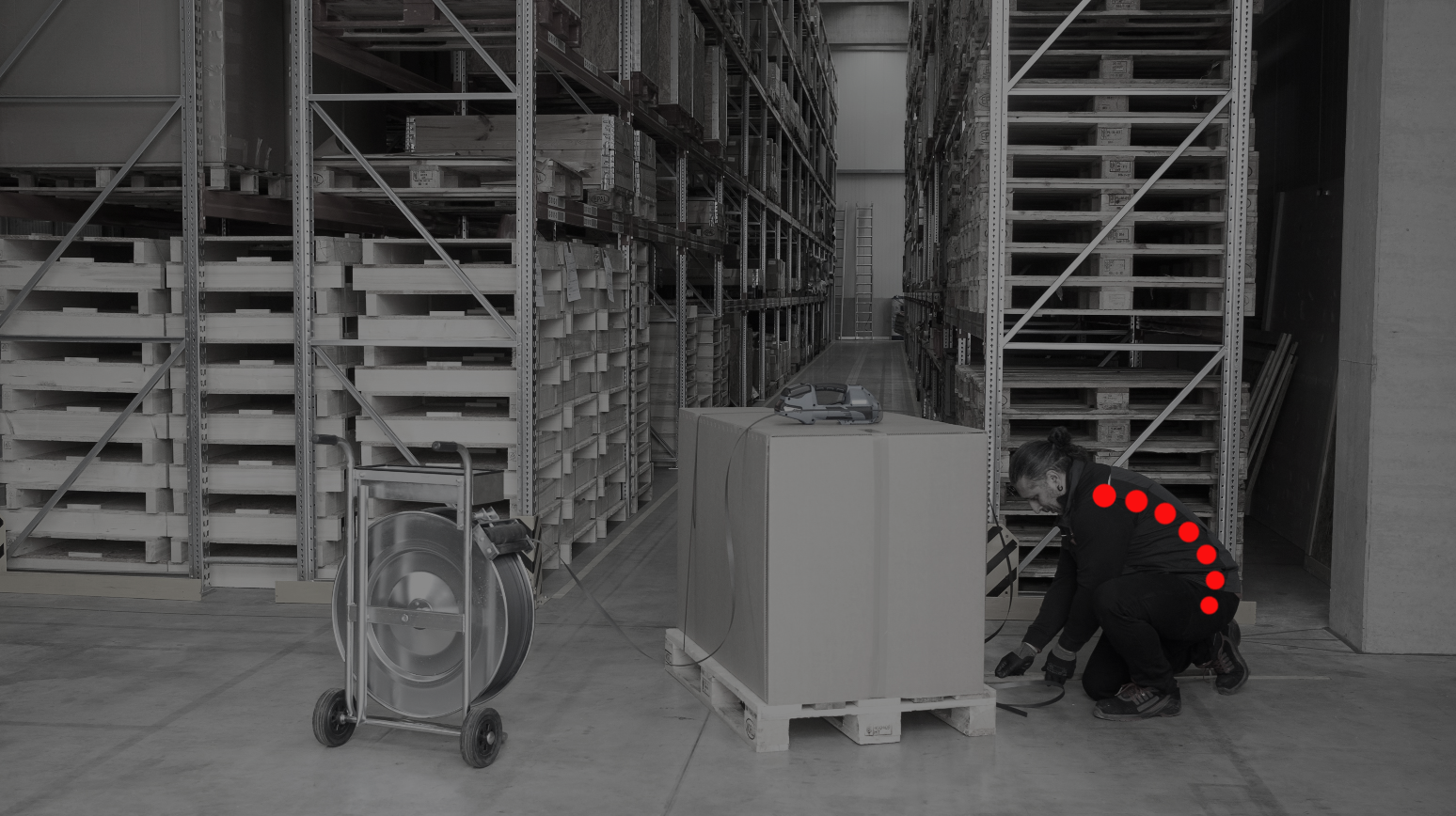 Strapping a pallet with a roll-off trolley. The curved position of the spine is marked in red.