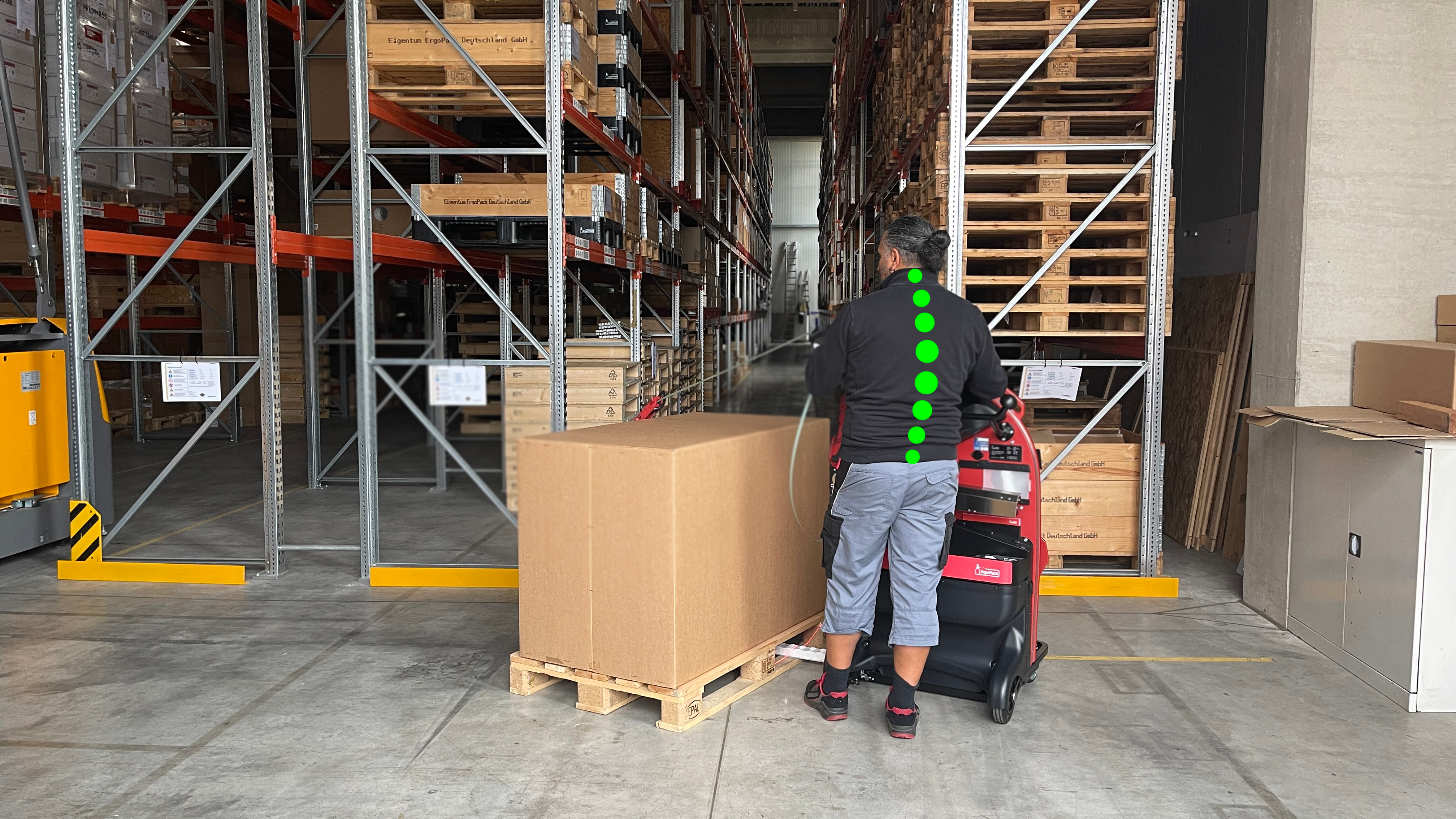 Table with information on time savings when strapping pallets with ErgoStrap a pallet with the ErgoStrap strapping machine. The straight, ergonomic position of the spine is marked in green.